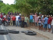 Bloqueio na BR-101 já dura mais de 24 horas