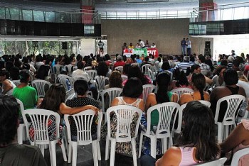 Servidores retornam as atividades após deliberação em assembleia