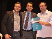 Vice-prefeito eleito Yale Fernandes, Paulo Sérgio Barbosa e prefeito Luciano com o livro do Plano Decenal