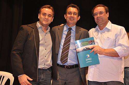 Vice-prefeito eleito Yale Fernandes, Paulo Sérgio Barbosa e prefeito Luciano com o livro do Plano Decenal