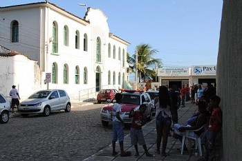 Eduardo Antonio, 34 anos, espera a liberação do corpo de seu sobrinho morto em um acidente de trabalho no município de Joaquim Gomes.