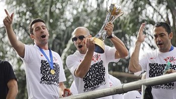 O desfile do Corinthians campeão mundial pelas ruas de São Paulo