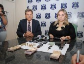 Os delegados Robervaldo Davino e Maria Angelita apresentam o material apreendido