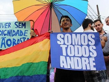 Cerca de 100 manifestantes protestaram contra a homofobia neste mês em São Paulo, no mesmo local onde um estudante gay foi espancado