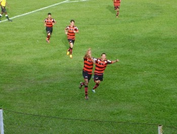 Dezinho comemora após o segundo gol do Oeste