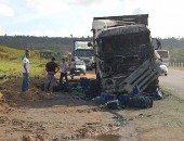 Carreta com carga de refrigerante incendeia na BR-101