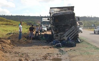 Carreta com carga de refrigerante incendeia na BR-101