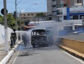 Kombi pega fogo e interdita ladeira no Farol