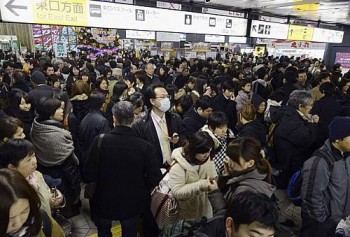 Passageiros se aglomeram em estação de trem no Japão após serviços de transporte serem suspensos