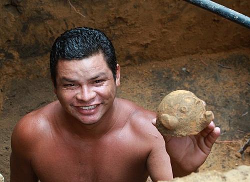 Marivaldo mostra a cabeça de cerâmica que encontrou junto com a urna