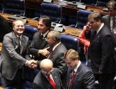 Renan cumprimenta o senador Paulo Paim (PT-RS) agradecendo seu apoio à aprovação da matéria