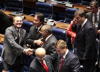 Renan cumprimenta o senador Paulo Paim (PT-RS) agradecendo seu apoio à aprovação da matéria