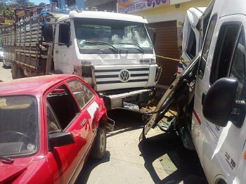 Caminhão atinge veículos e destrói casa no centro de Rio Largo