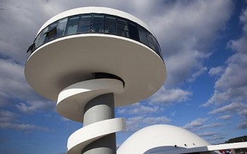 Centro Cultural Niemeyer, na Espanha, finalizado há dois anos, em Avilés