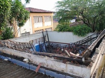 Teto da Escola Rosalvo Lôbo desaba na Jatiúca