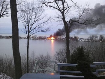 Chamas se erguem de incêndio em Webster, Nova York