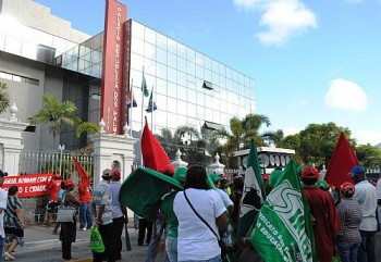 Movimentos sociais protestam contra as inúmeras ações de despejos promovidos pela Vara Agrária