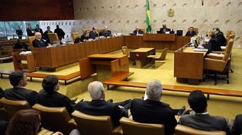 Barbosa, que votou a favor da perda dos mandatos dos condenados, foi seguido pelos ministros Luiz Fux, Gilmar Mendes e Marco Aurélio Mello.