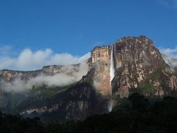 A cachoeira tem quase 1.000 metros de altura