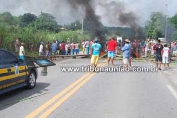 Desabrigados da enchente de 2010 protestam na BR-104