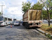 Carreta atravessou canteiro e foi parar na contramão da F. Lima