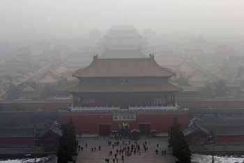 Névoa de poluição encobre neste domingo parte de Pequim onde fica a Cidade Proibida, cartão postal da China