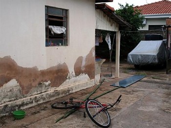 Garoto morre enforcado em janela ao tentar entrar em casa em Jaboticabal