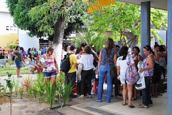 Comércio paralelo funciona na porta do Sesc