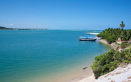 Gunga (Litoral Sul) - Localizada entre o mar e a lagoa do Roteiro, é um dos lugares mais procurados pelos turistas, pela calmaria e transparência da água, além das piscinas naturais pertinho da areia.