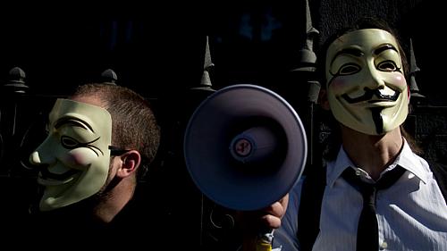 Anonymous, que se escondem sob a máscara do personagem Guy Fawkes, são suspeitos de terem invadido o site do Federal Reserve.