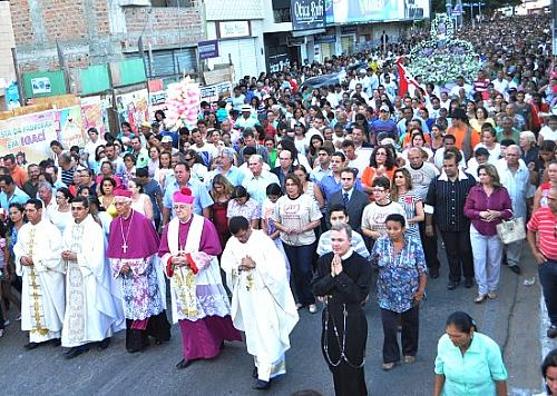 Milhares de pessoas participam da procissão da padroeira de Arapiraca
