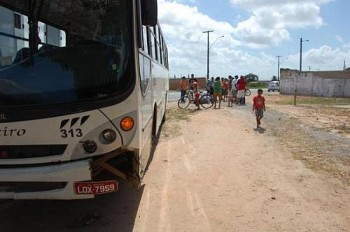 Ônibus e cinquentinha colidiram frontalmente