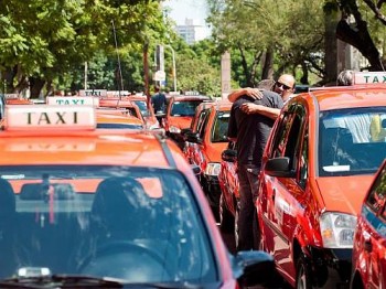 Motoristas consolam colega após morte de taxista