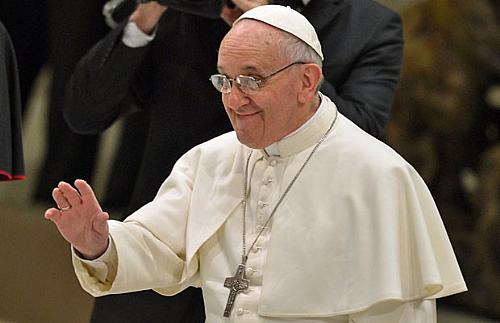 Papa Francisco acena ao chegar ao encontro com jornalistas no Vaticano, neste sábado (16)