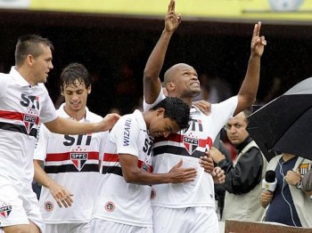 São Paulo bate Oeste por 3 a 2 no Morumbi, mesmo com protestos da torcida contra Ney Franco