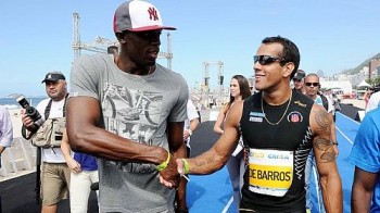 Bolt cumprimenta Bruno Lins após a prova