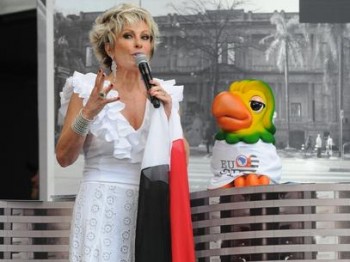 Ana Maria Braga começou o programa feliz por comemorar o aniversário de Louro José