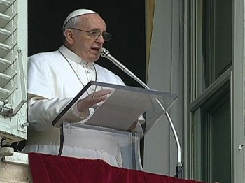 Papa Francisco durante a oração do Ângelus neste domingo