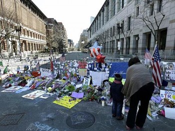 Li Xue e Ryan Zhang visitam memorial às vítimas de Boston localizado próximo ao local onde as bombas explodiram, deixando três mortos e uma centena de feridos