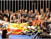 Renan comemora com senadores e representantes dos jovens aprovação do estatuto