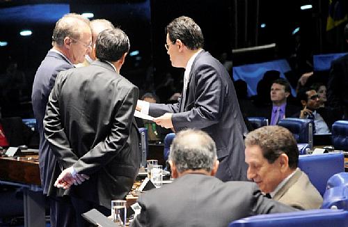 Renan conversa com senadores antes da votação de matérias na sessão desta terça