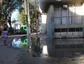 Esgoto alaga rua do Centro em Maceió