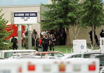 Polícia protege a entrada da escola de Columbine que foi cenário de massacre em abril de 1999