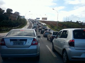 Um grande congestionamento se formou na Avenida Márcio Canuto