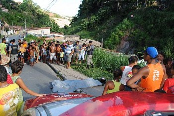 A vítima morreu após colidir com o poste