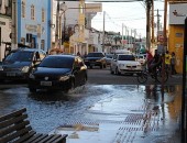 Esgoto alaga rua do Centro em Maceió