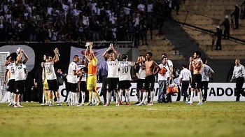 Jogadores do Corinthians saúdam a Fiel após o jogo