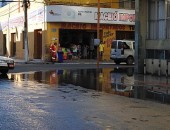 Esgoto alaga rua do Centro em Maceió