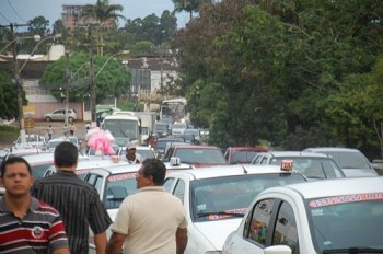 Taxistas voltam a protestar contra ataques à categoria