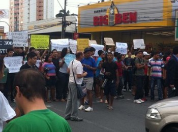 Protesto reuniu manifestantes no Centro da cidade